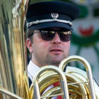 Oriundo de uma família de músicos, iniciei os meus estudos musicais em solfejo e trompete em 1996, com o Prof. António José Pereira (actual contramestre da banda). Em 1997, comecei a ir aos ensaios e em 1998, com 12 anos, sob a batuta do maestro Domingos Cardoso, entrei na banda nas Festas da Sra. Cabeça , em Cortes, freguesia de Monção, carismática romaria que dá início à época musical da banda. Para além da banda colaborei como trompetista com o Desportivo de Monção durante 15 anos. No defeso de 2016 ingr