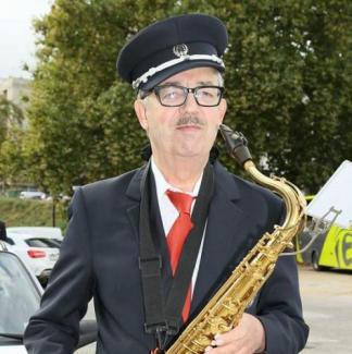Entrei para a banda como clarinetista e mudei, mais tarde, para saxofone tenor. 