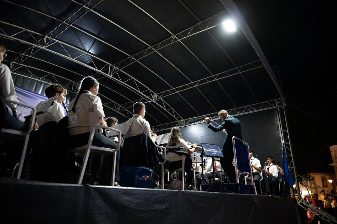 Banda Musical de Monção em atuação num palco ao ar livre