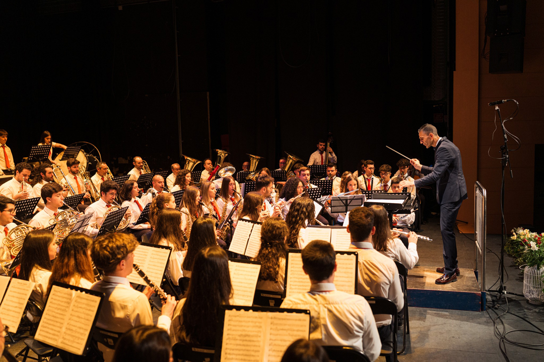 Banda Musical de Monção e maestro durante uma atuação