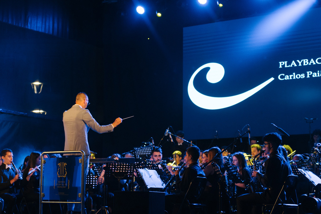 Banda Musical de Monção em concerto sob iluminação de palco