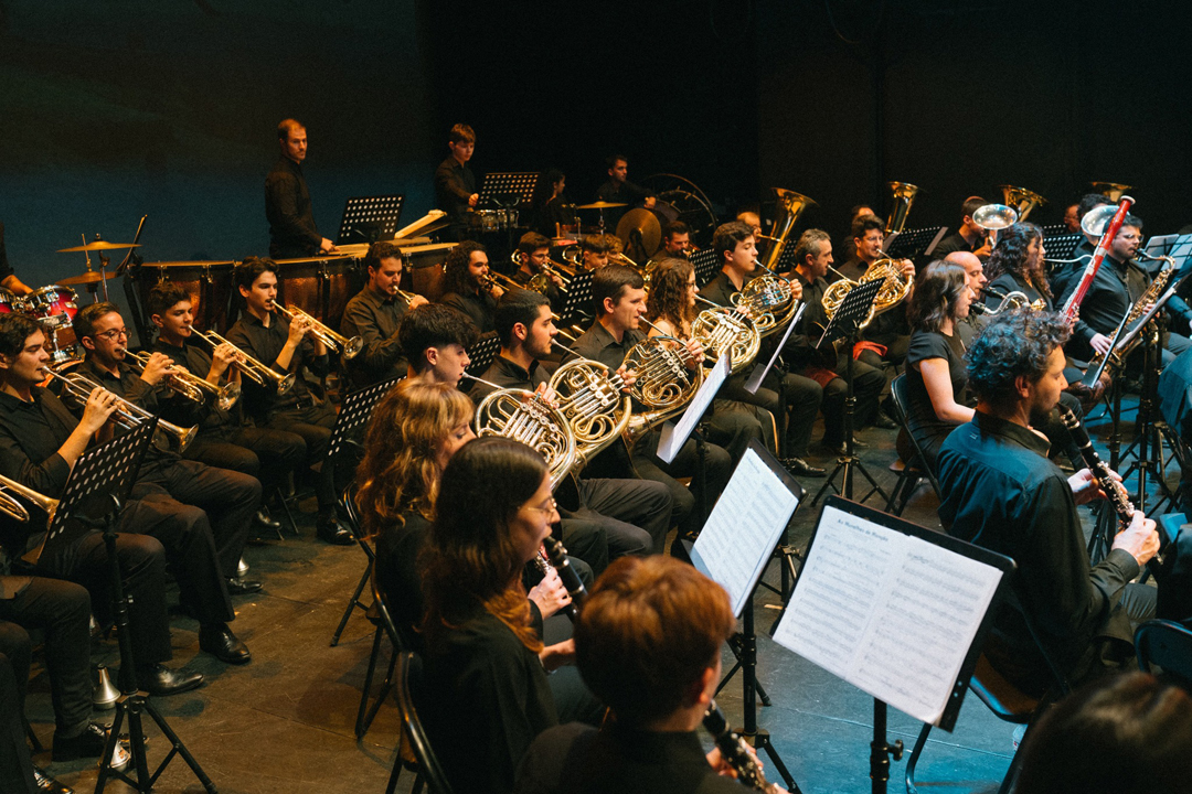 Banda Musical de Monção em concerto com instrumentos de sopro e percussão