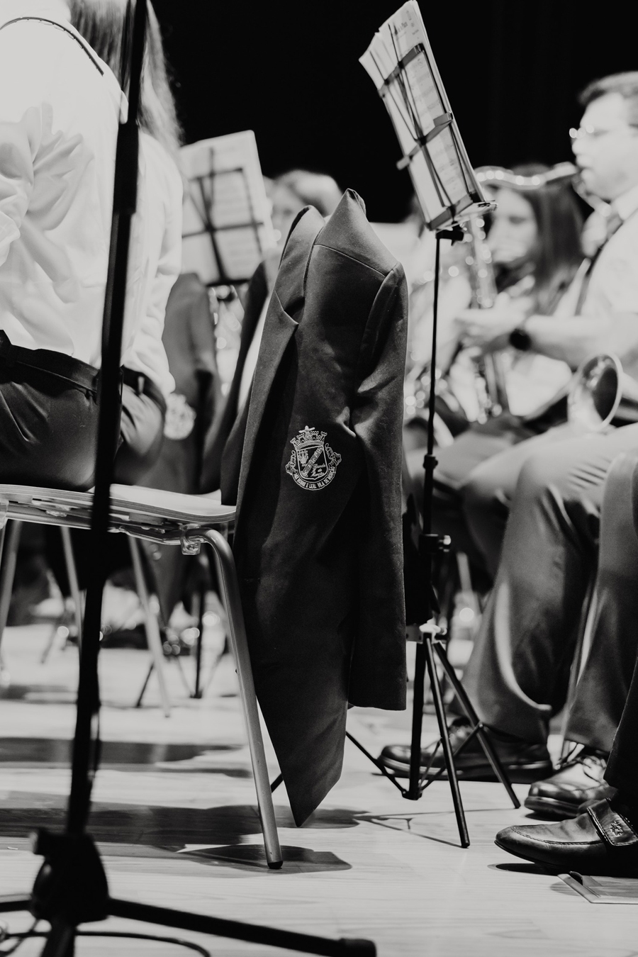Farda com o emblema da Banda Musical de Monção durante uma atuação