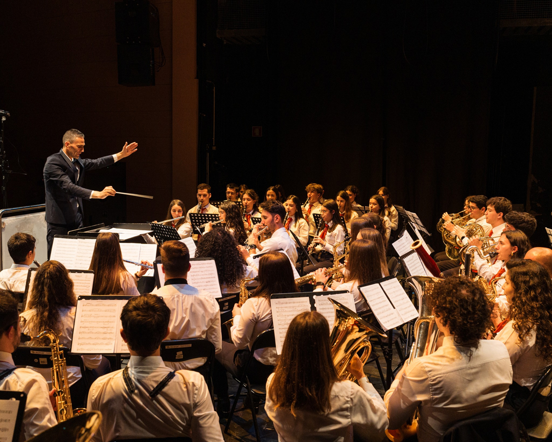 Maestro a dirigir a Banda Musical de Monção em palco